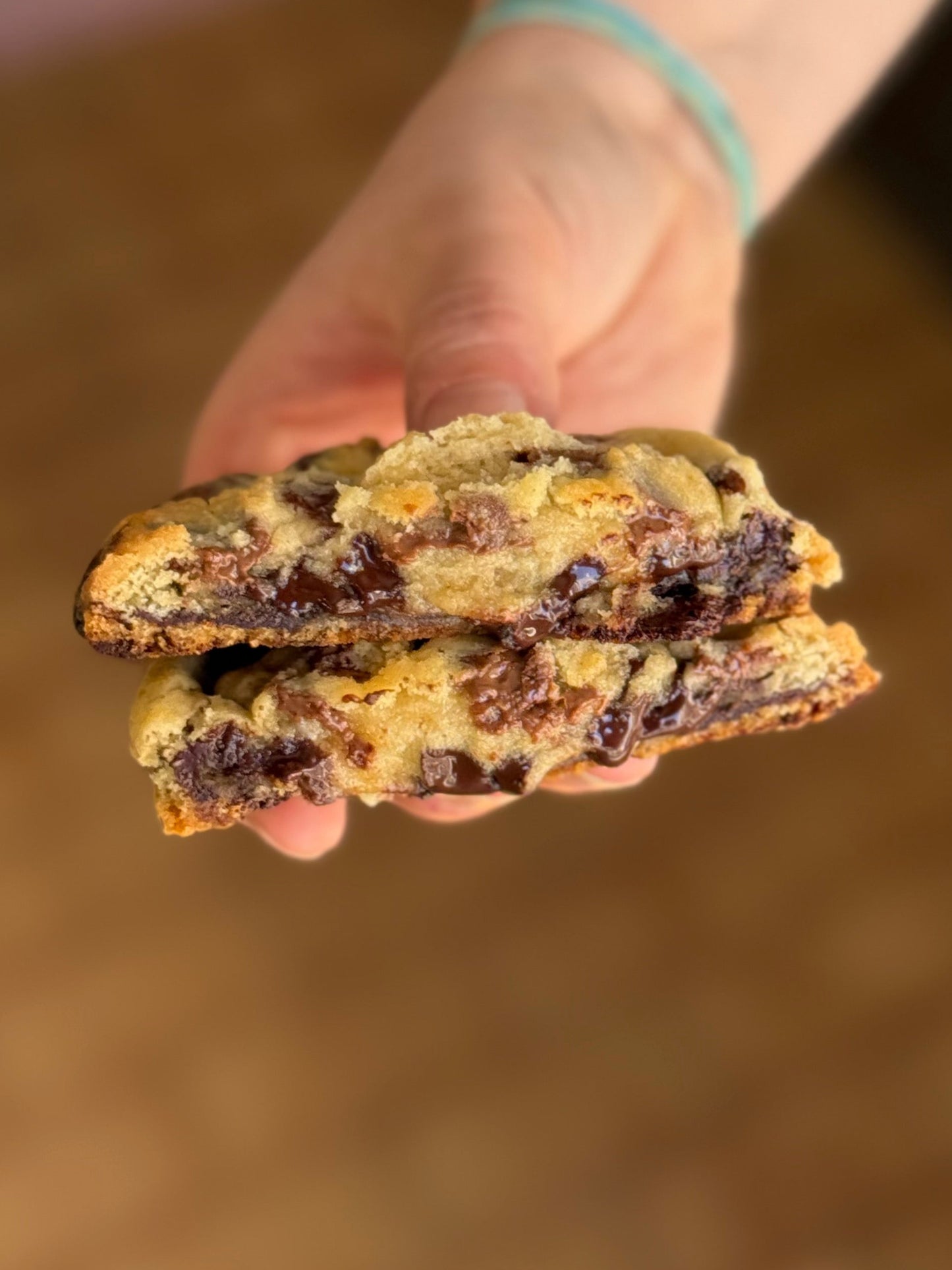 Cookie de chocolate com massa dourada e pedaços de chocolate belga derretido, 120g, estilo americano