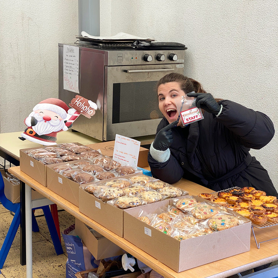 Primeiro evento da The Custard Cookies no Natal de 2023 em Odivelas, com mesa simples e cookies artesanais feitas à mão.
