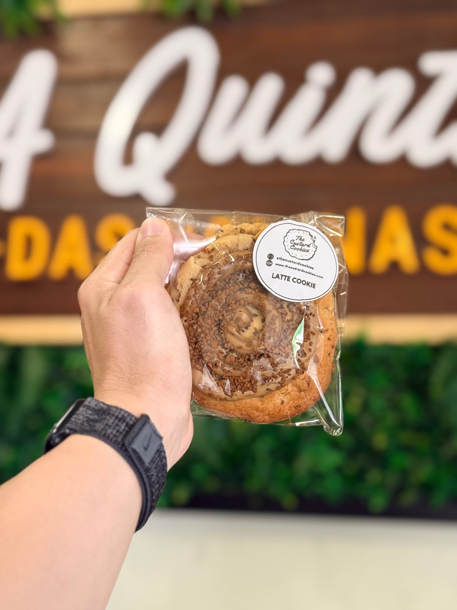 Latte Cookie — cookie artesanal de café com recheio de ganache de chocolate branco e café, inspirada no clássico café com leite das manhãs de outono.