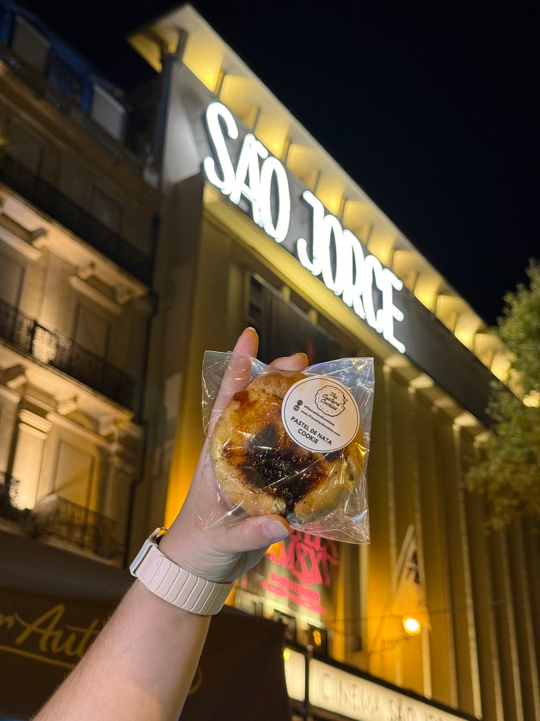 Cookie de Pastel de Nata da The Custard Cookies na frente do cinema São Jorge em Lisboa