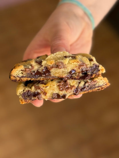 Cookie de chocolate com massa dourada e pedaços de chocolate belga derretido, 120g, estilo americano