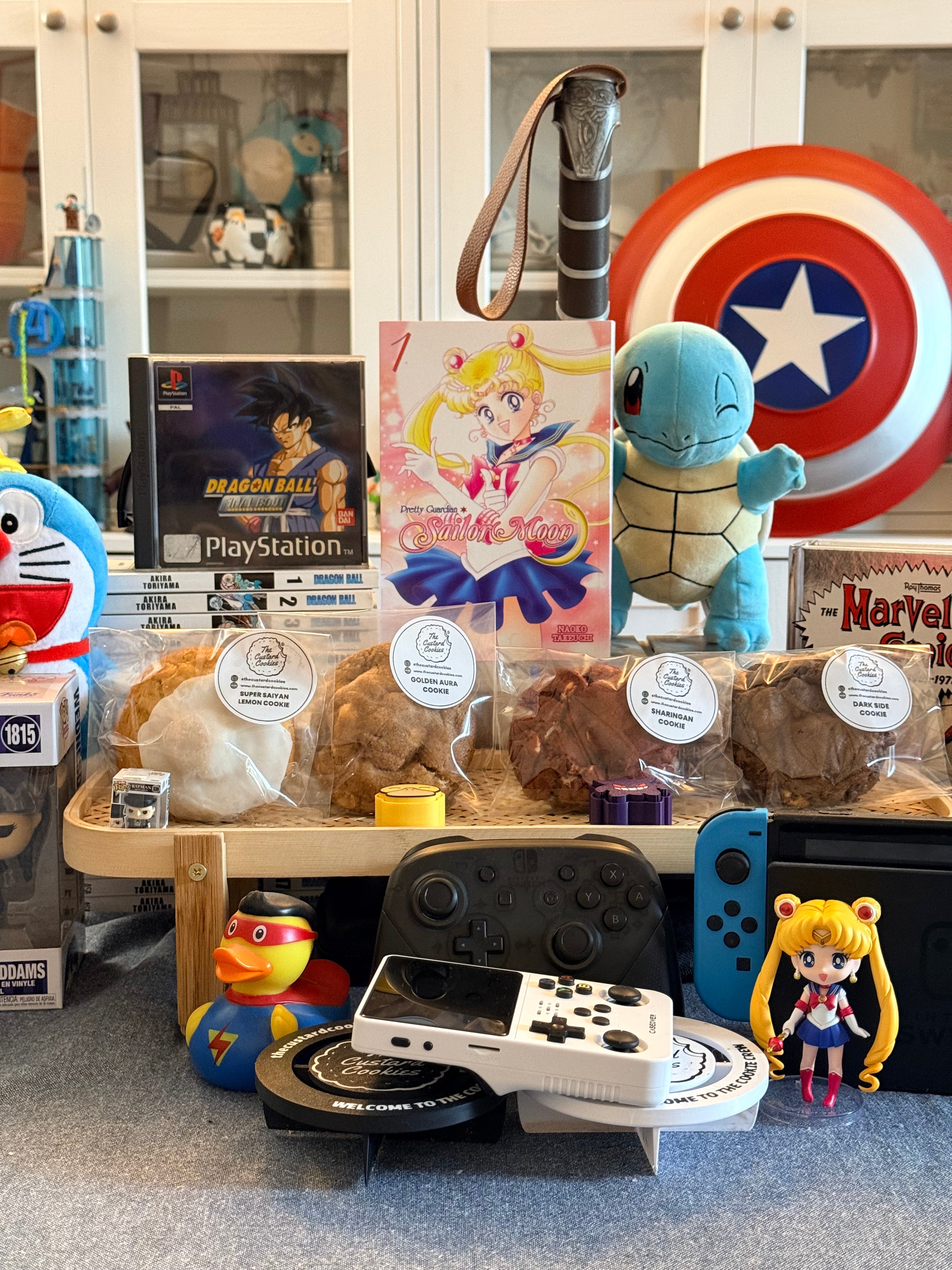 The Custard Cookies com itens de cultura pop e cookies de pastel de nata, red velvet e Nutella junto de itens de Dragon Ball, Sailor Moon, Nintendo, Doraemon, Marvel e Pokémon